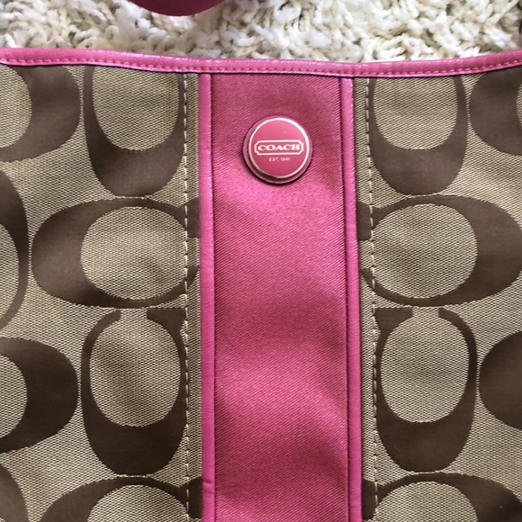 Coach crossbody bag with pink trim - Picture 2 of 14